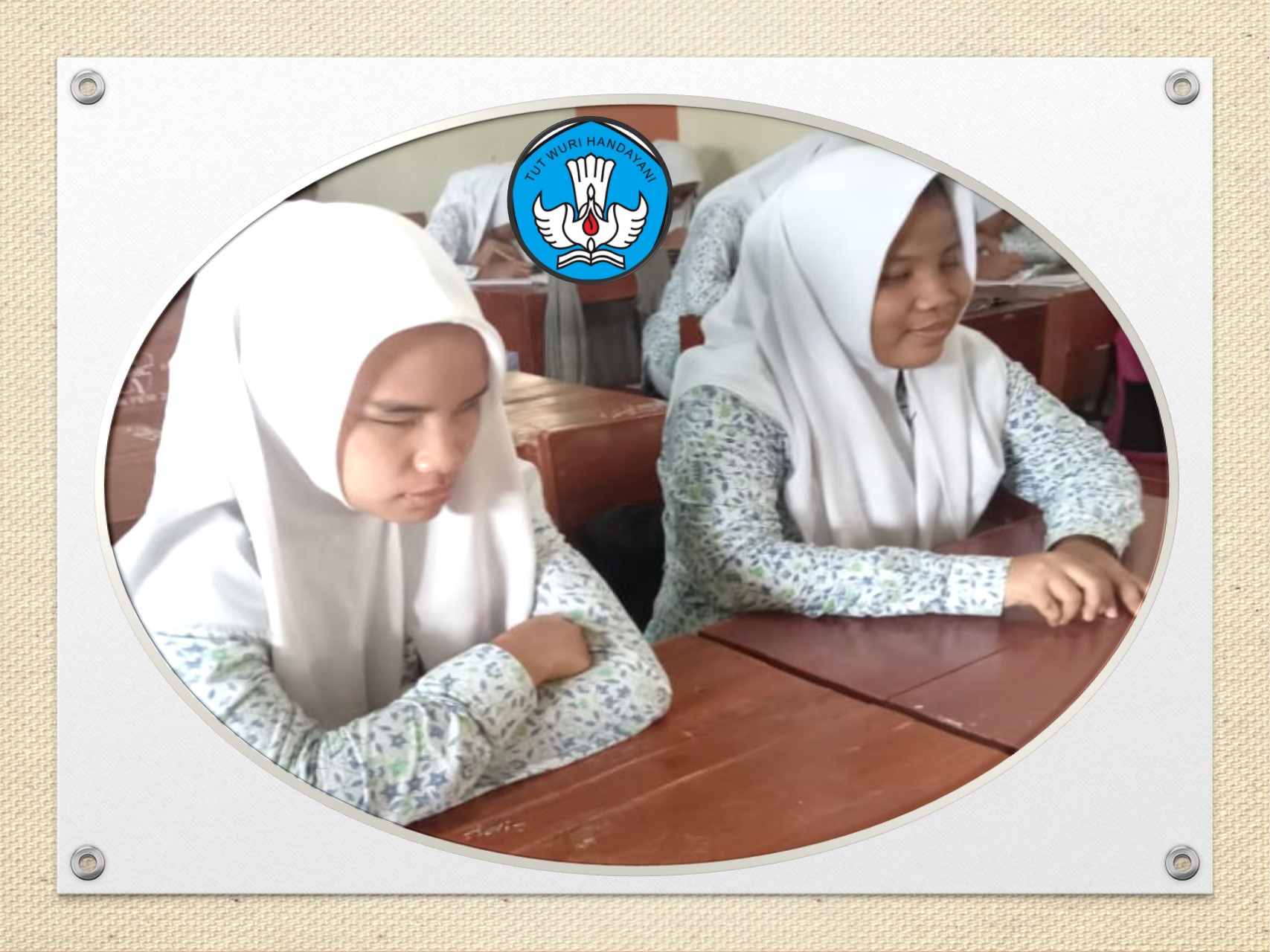 Dua siswa ABK SMA Negeri 8 Surakarta sedang mengikuti pembelajaran. (dok. pribadi)
